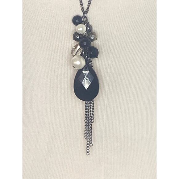 Elegant Long Black & Pearl Cluster Pendant Necklace - Picture 2 of 9